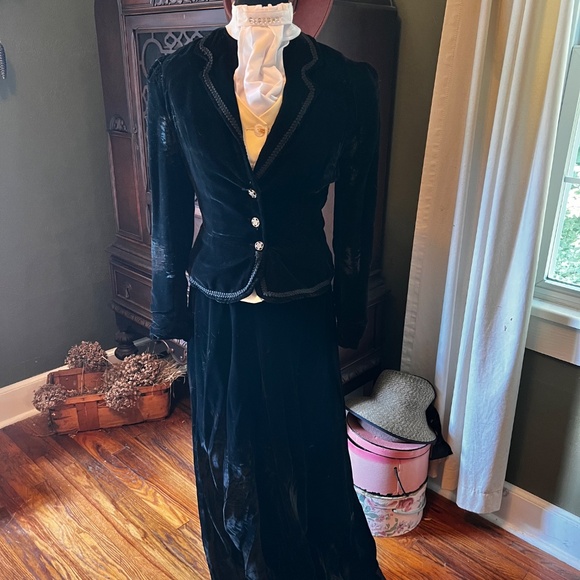 XS black velvet sidesaddle habit - Picture 3 of 10